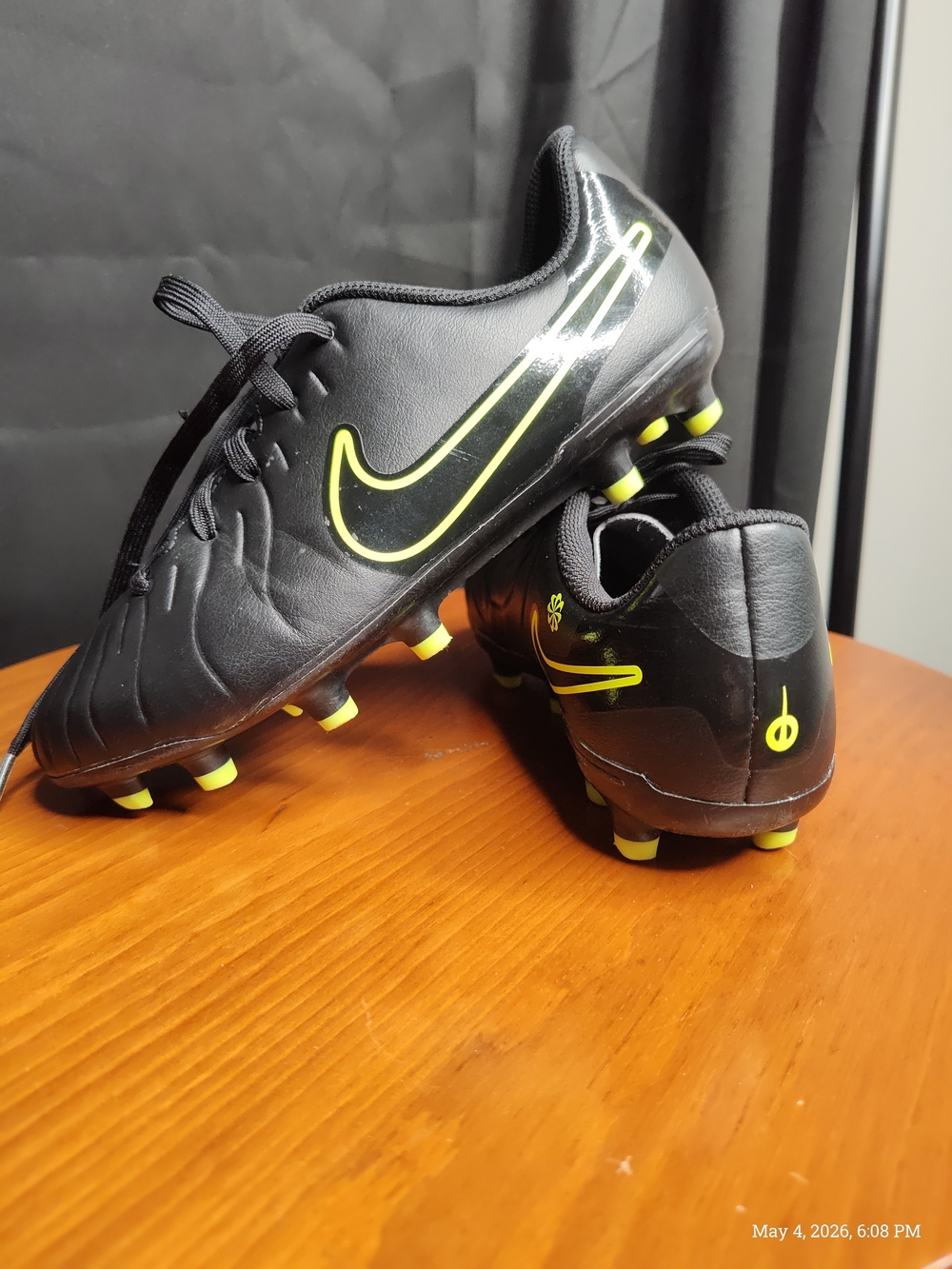 Nike Boys Athletic Sz 3.5  Black & Green Volt Soccer Cleats